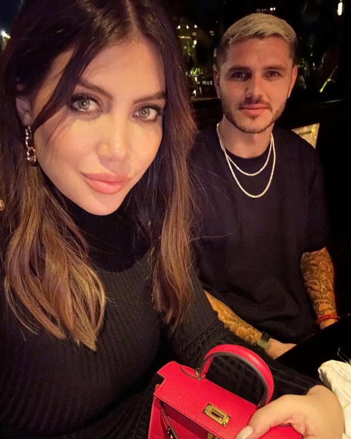 情比金坚伊卡尔迪双腿张开坐着旺达靠上双手搭腿