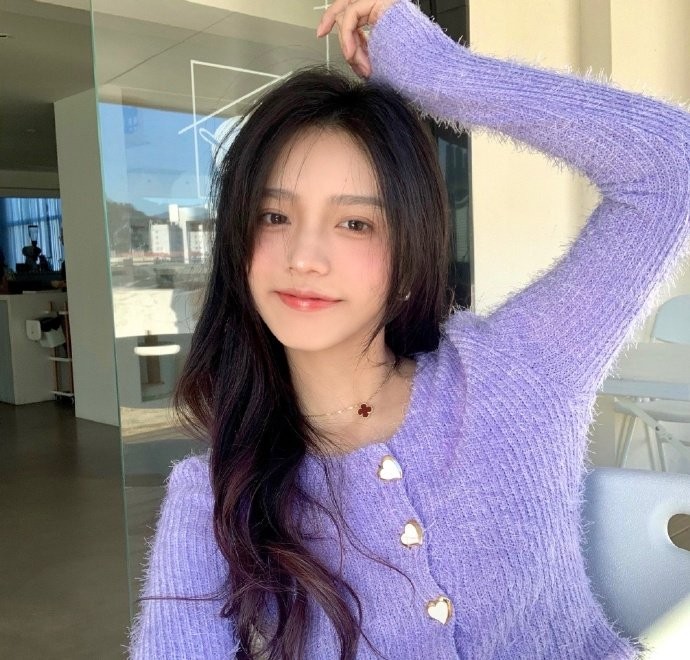 网络红人,美妆博主,同时也是福建龙岩学院的校花