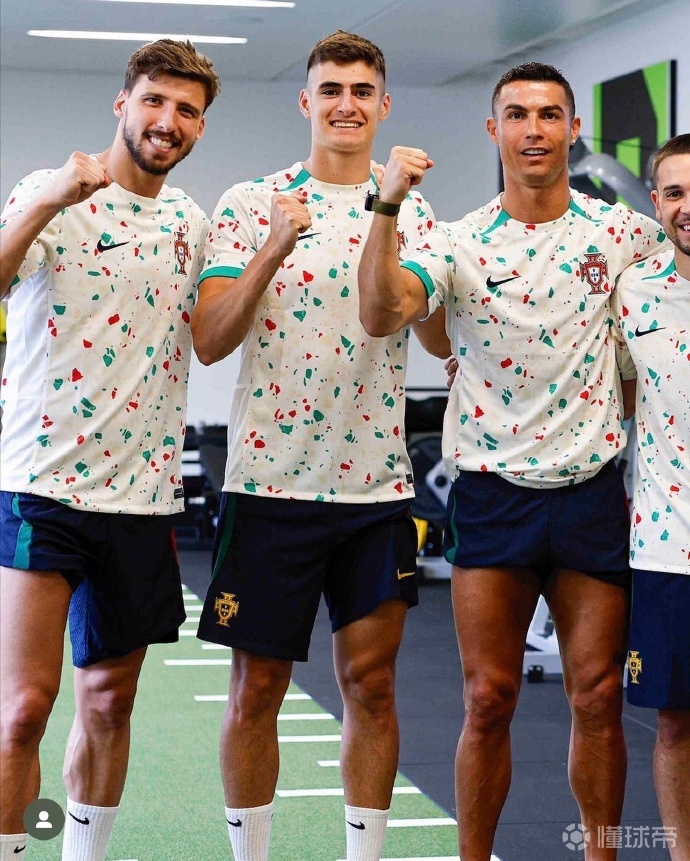 C羅和他的國家隊隊友身穿女足訓練服，表達對葡萄牙...
