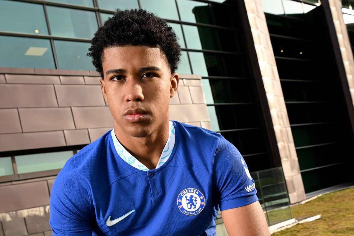 记者巴萨在与切尔西谈判引进巴西中场安德雷桑托斯