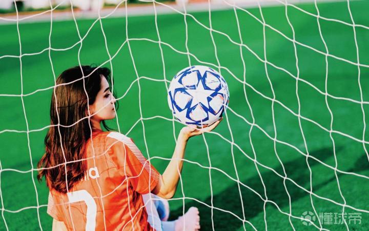 女球迷采访：爱踢球的新疆姑娘帕提曼，她最爱梅西的低调专情