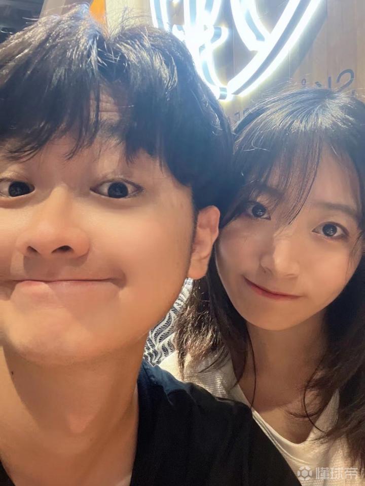 真！人生赢家！阿森纳球迷小哥哥的女朋友是一位漂亮...