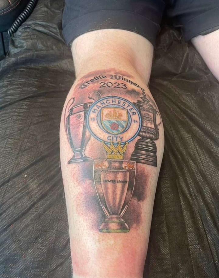 真爱粉国外曼城死忠球迷早早把三冠王奖杯纹在大腿上