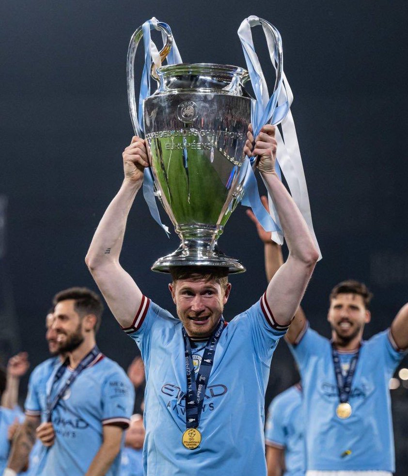 德布劳内与欧冠奖杯图集