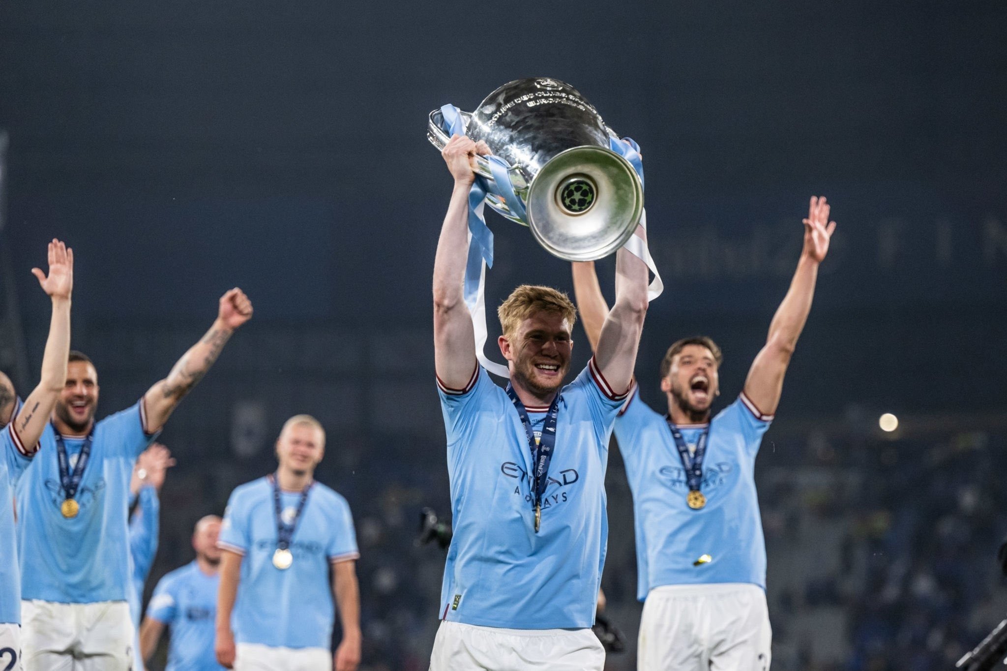 德布劳内与欧冠奖杯图集