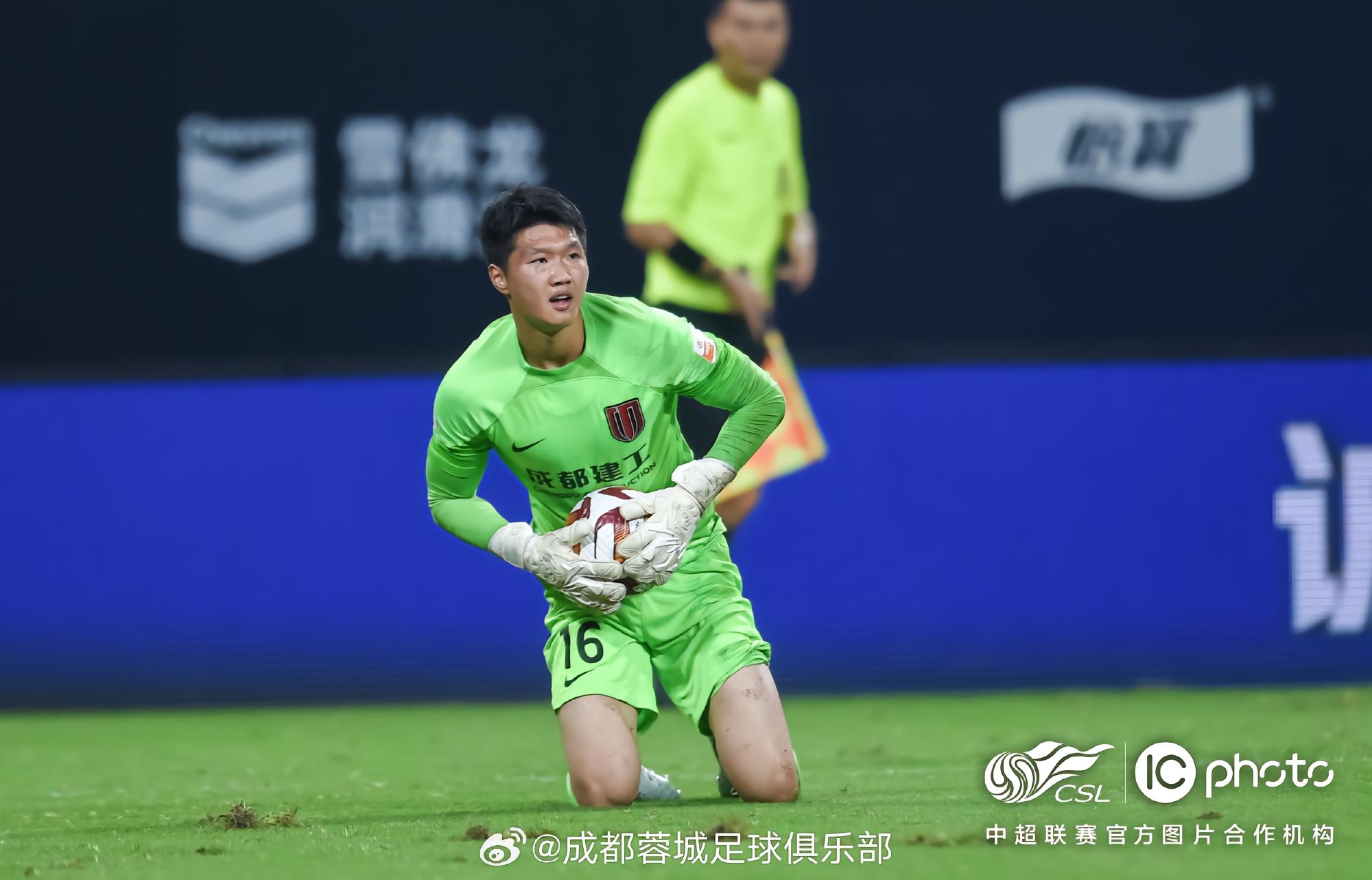 与三镇一役，成都门将蹇韬做出6次扑救，刷新成都蓉...