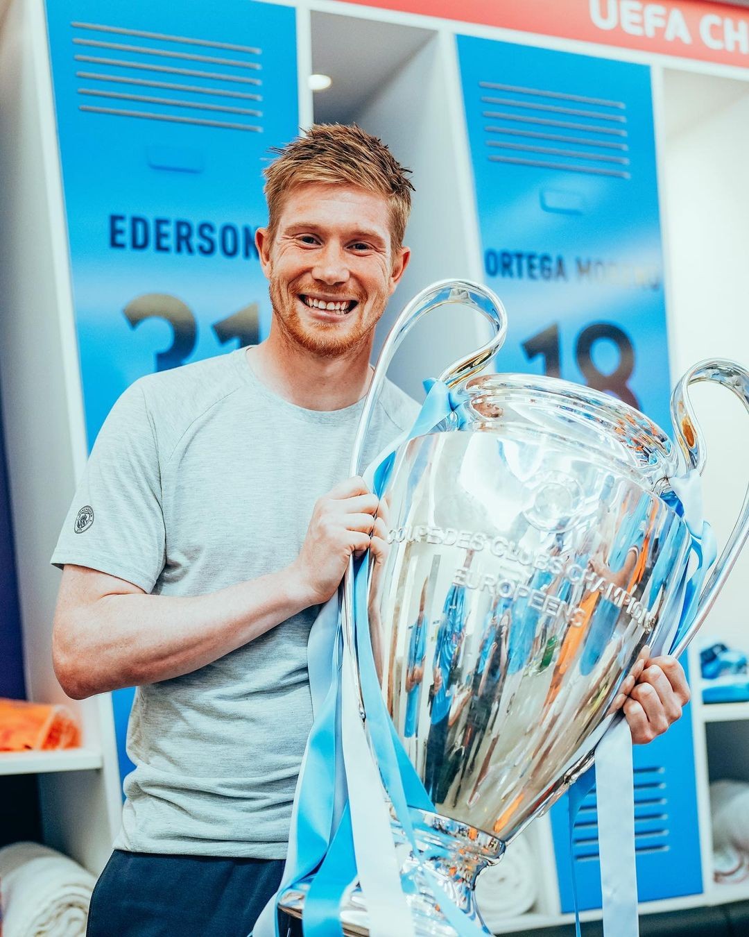 大耳朵杯终于刻上曼城的名字德布劳内发文我想它写着曼城