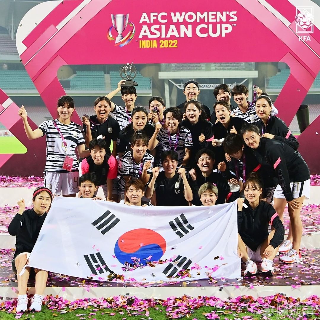韩国女足决赛后合影留念韩国国家队官方勇往直前