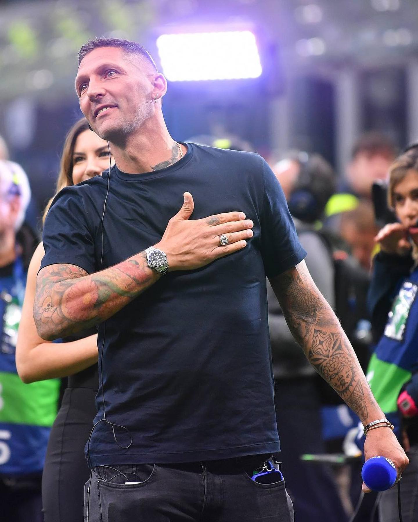 马特拉齐和斯内德现身北看台现场见证国米晋级欧冠决赛