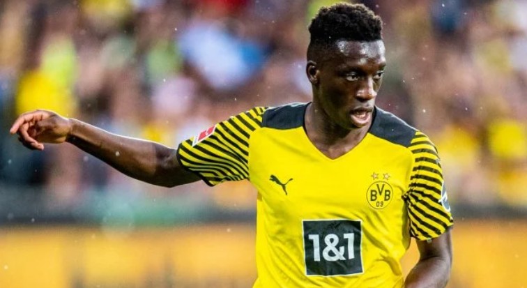 踢球者多特小将卡马拉脚踝受伤可能缺席一个月