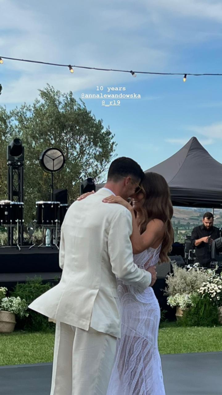 德容罗贝托参加莱万和妻子安娜结婚10周年庆祝派对