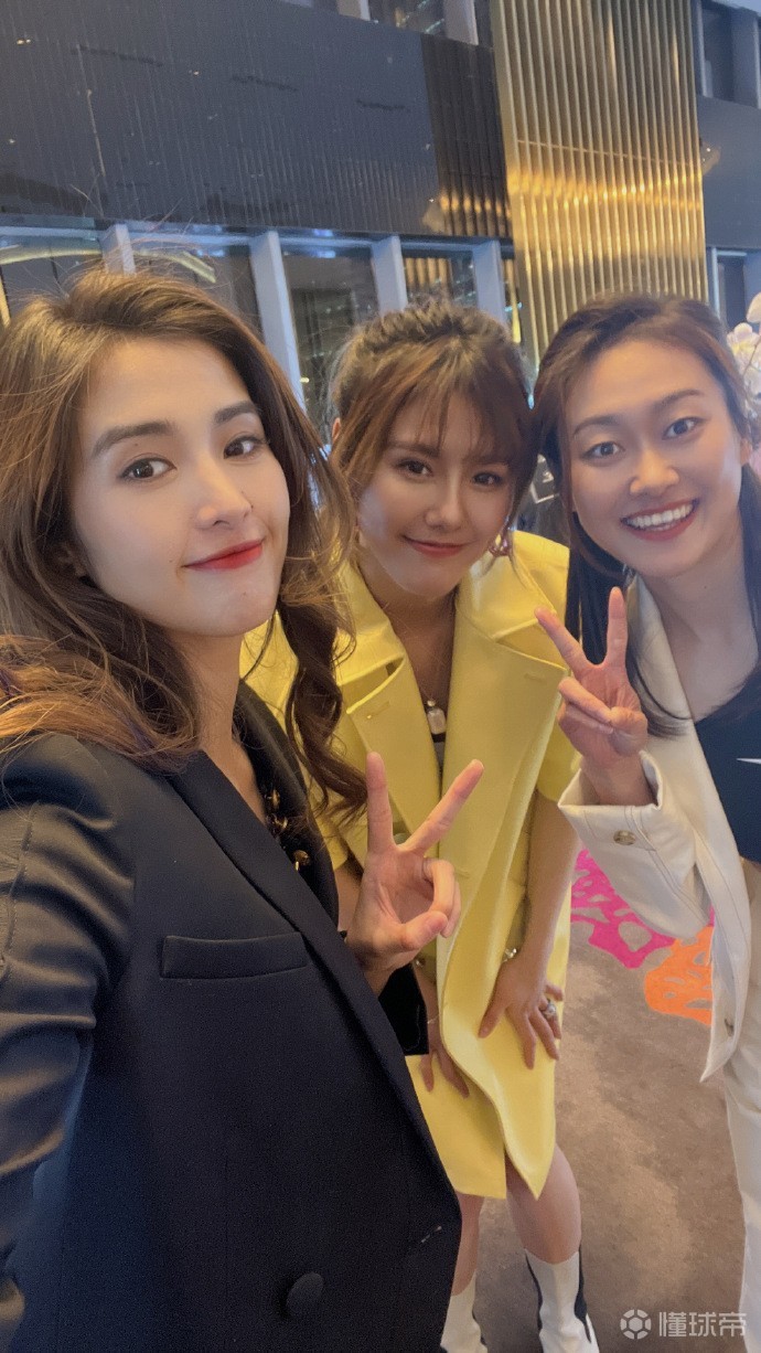 女生西装留念 赵丽娜、吴海燕出席时尚活动,与李娜、刘湘等合影留念|中国女足|吴海燕|赵丽娜|武汉车谷江大女足|上海农商银行女足|懂球帝