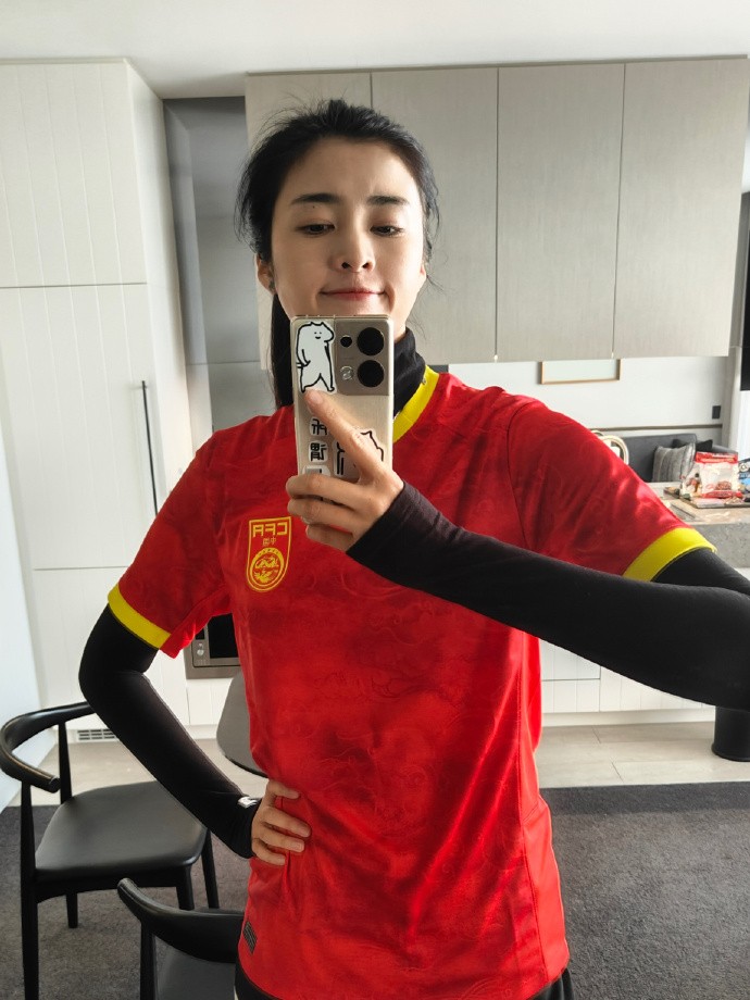 赵丽娜穿上中国队球衣为女足加油