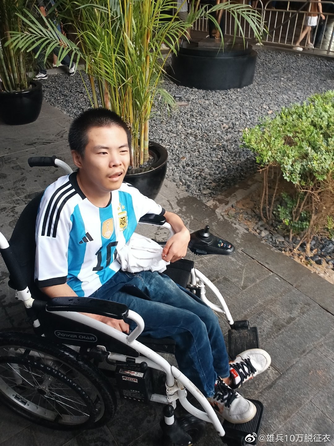 疑似渐冻症患者独自从廊坊来京,在阿根廷下榻酒店外等候梅西