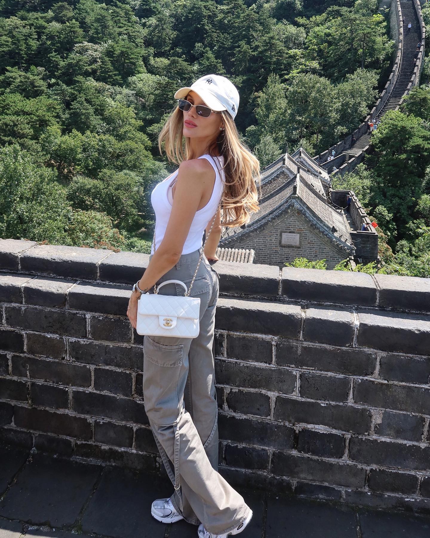 安德里戈登长城做好汉,女友大秀身材修长美腿吸睛