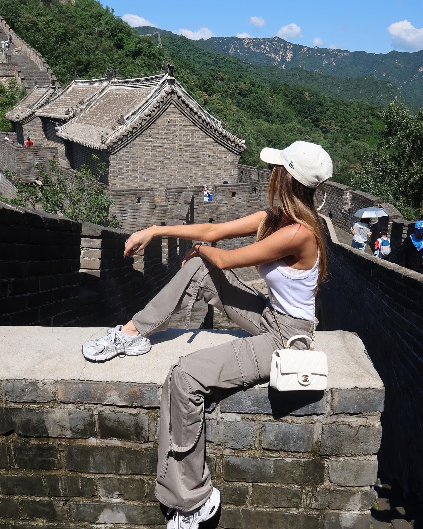 安德里戈登长城做好汉,女友大秀身材修长美腿吸睛