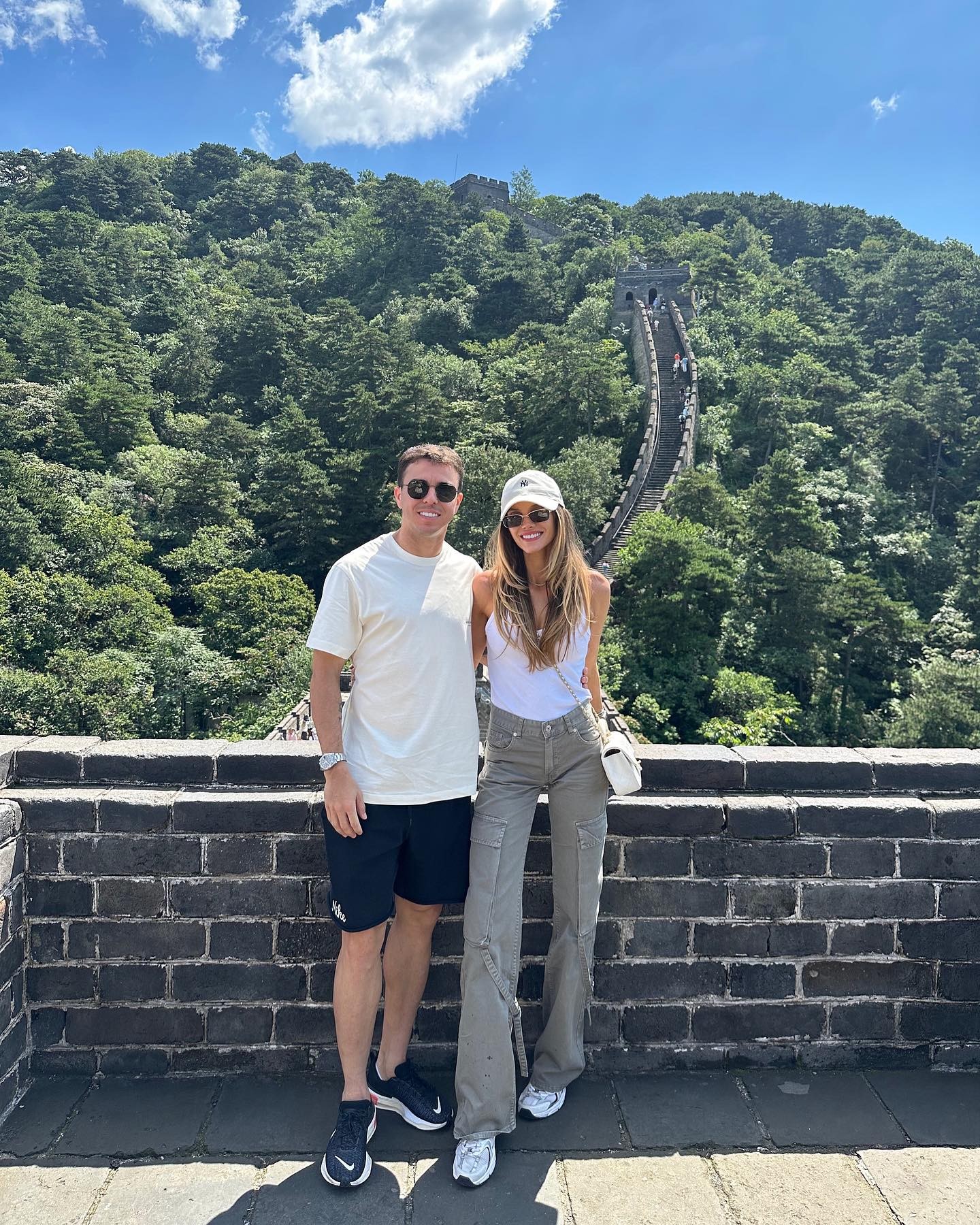 安德里戈登长城做好汉,女友大秀身材修长美腿吸睛