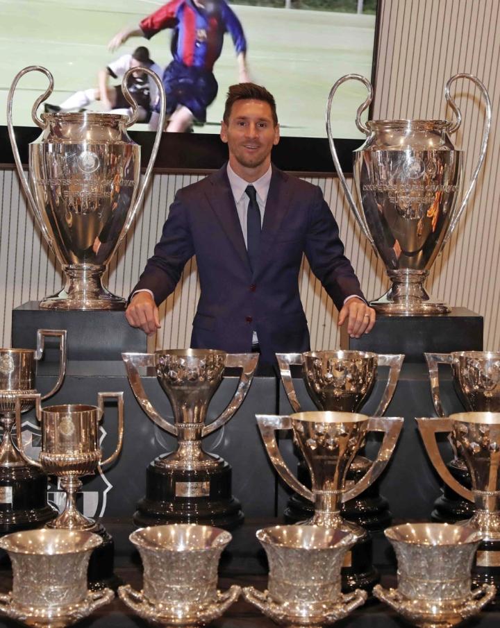 同时拿到个人第44座冠军奖杯,超越前队友阿尔维斯(43座),成为冠军奖杯