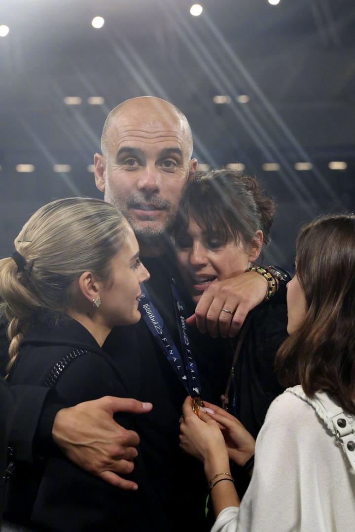 家人瓜迪奥拉与妻子还有两个女儿mariava