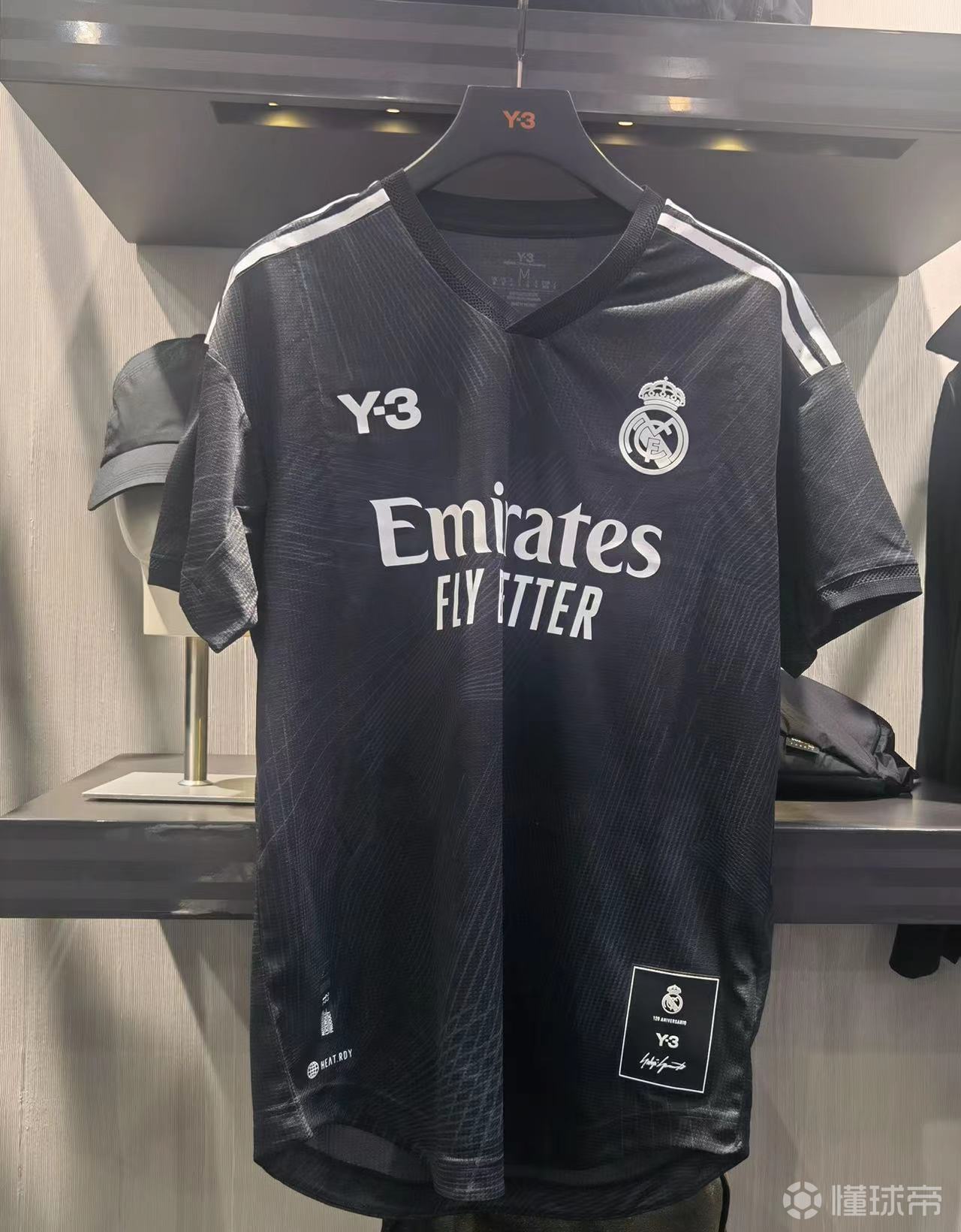 本赛季特别版皇马y3球衣已经在上海专柜上架售