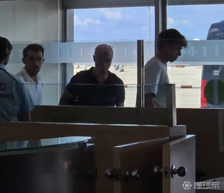羅梅羅：菲利克斯已經在巴塞羅那機場內穿上巴薩球衣拍照了