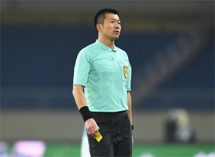 或许是考虑到这场比赛事关保级走势,中国足协特意安排中超序列裁判员