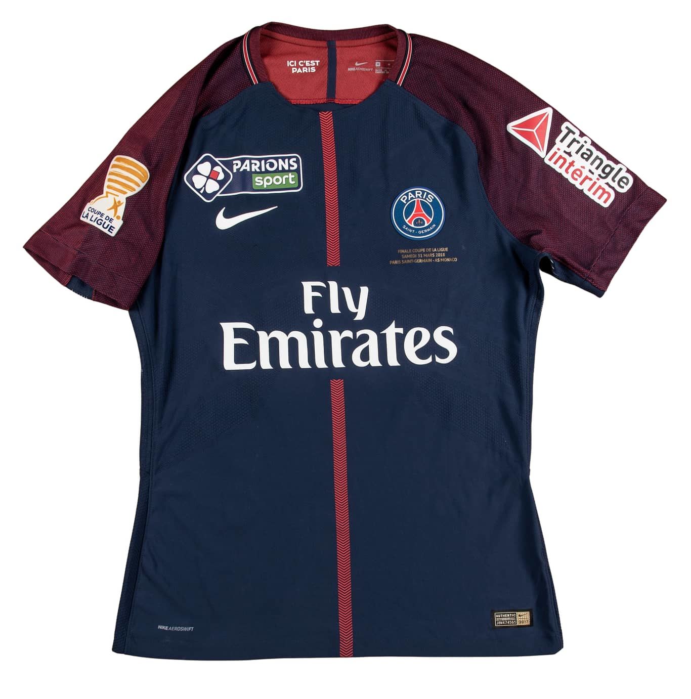 这件m号球衣的白色胸前印着"fly emirates"字样,而右胸前的"parions