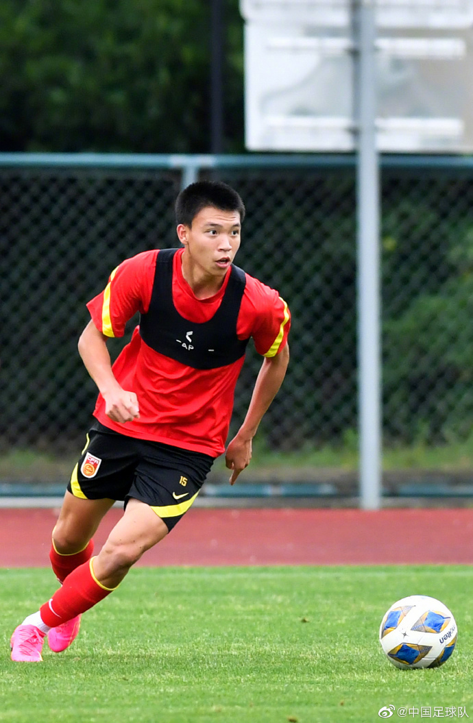 王钰栋我个人特点是速度比较快希望能帮助到球队