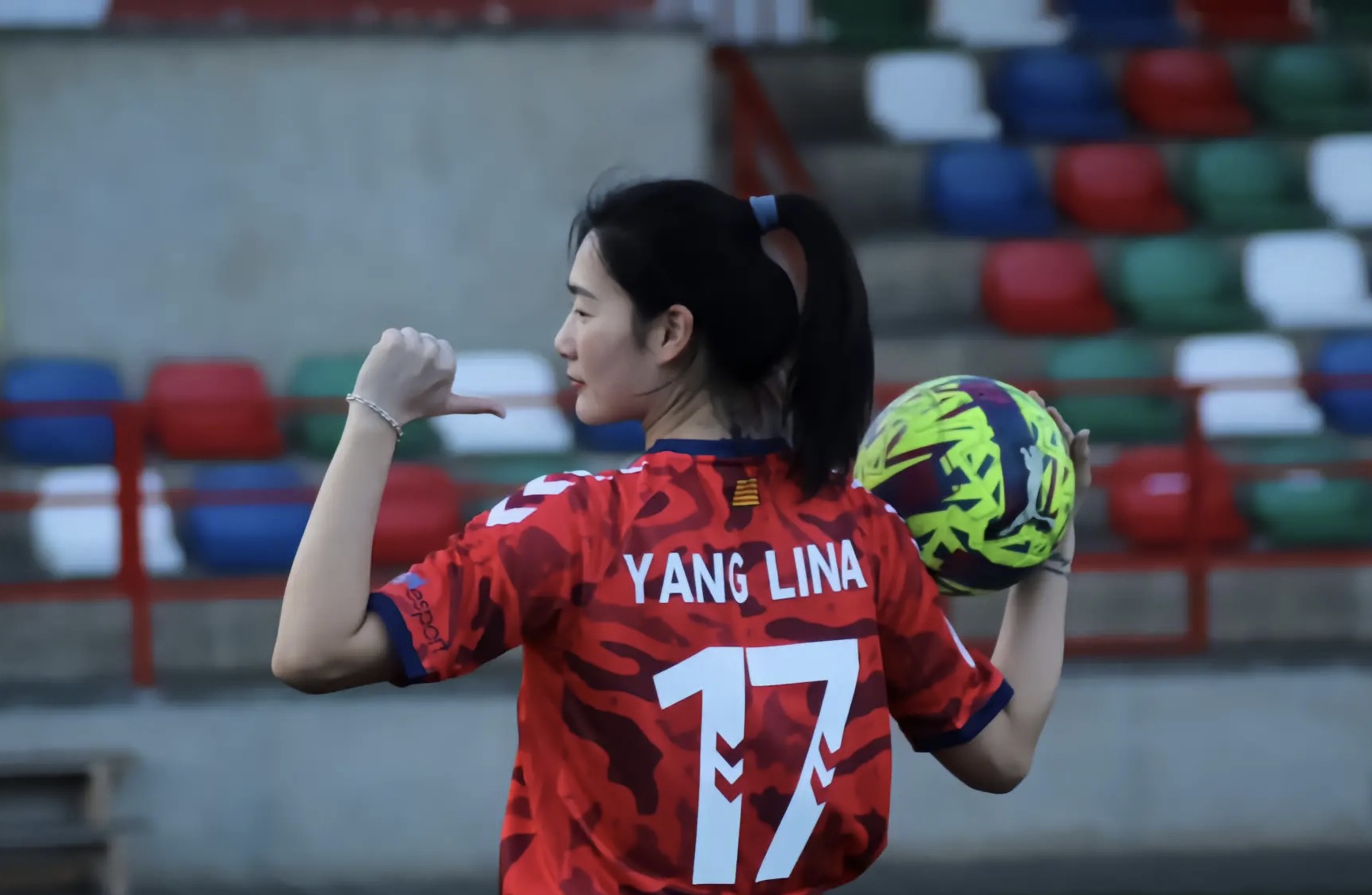 杨莉娜亮相仪式,训练照,"会踢球的江疏影"