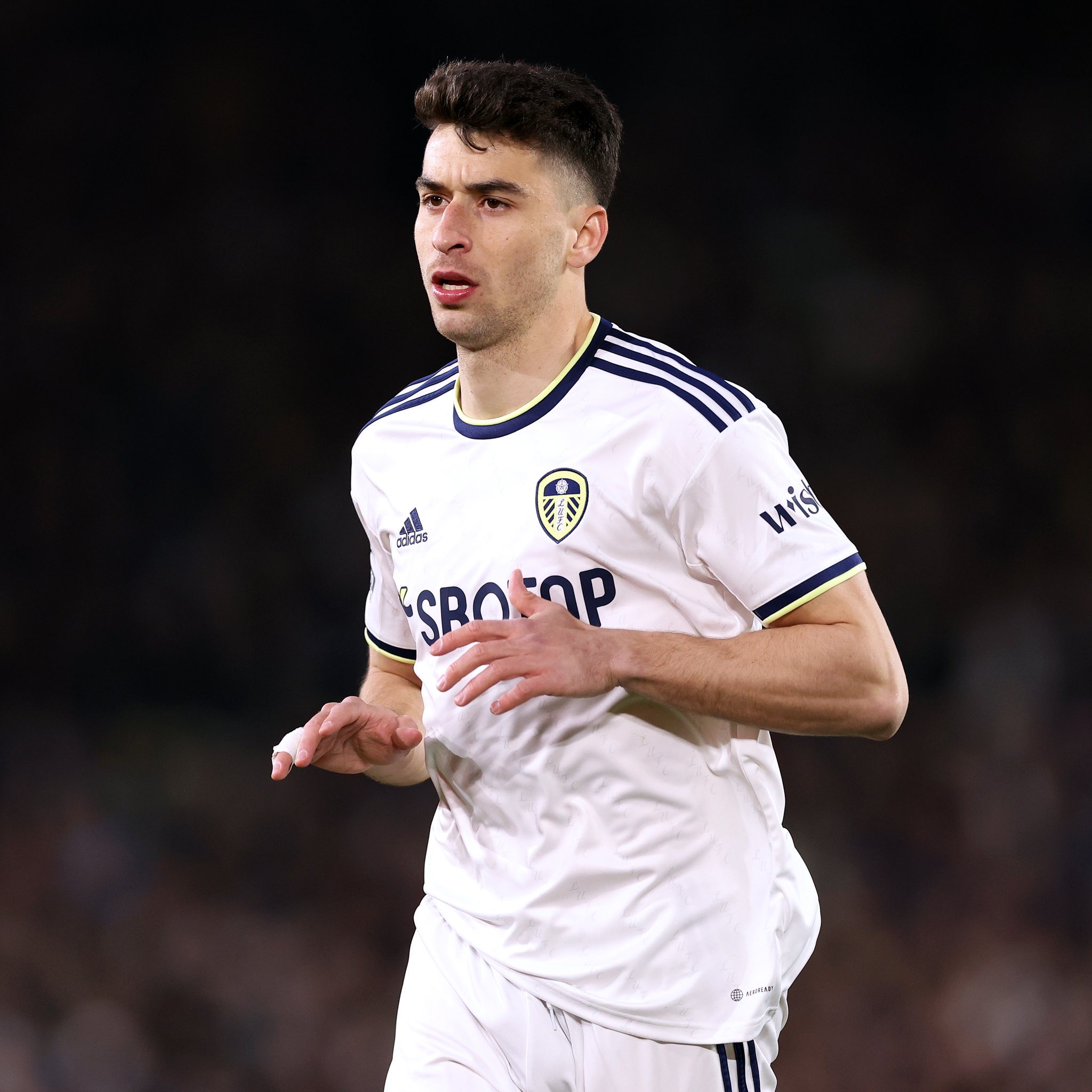 罗马诺贝蒂斯与利兹联已就马克罗卡以租借并附带