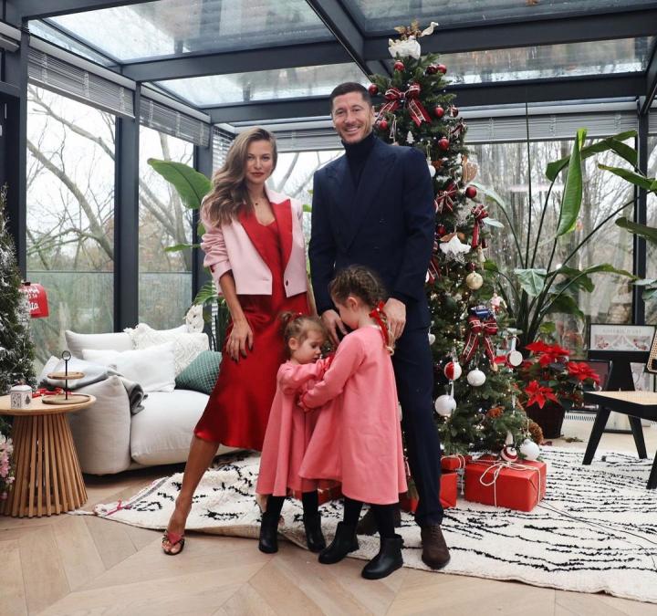 莱万与妻子晒出一家四口合照:祝大家圣诞节快乐|波兰|巴塞罗那|莱万