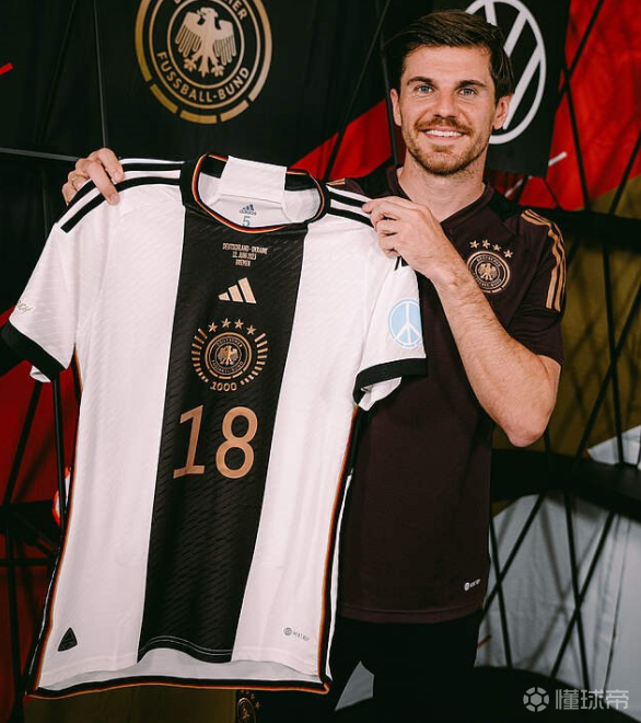 德国国家队1000场特别版球衣亮相.