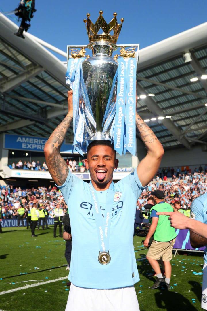 今天是曼城球员热苏斯25岁的生日祝他在曼城取得