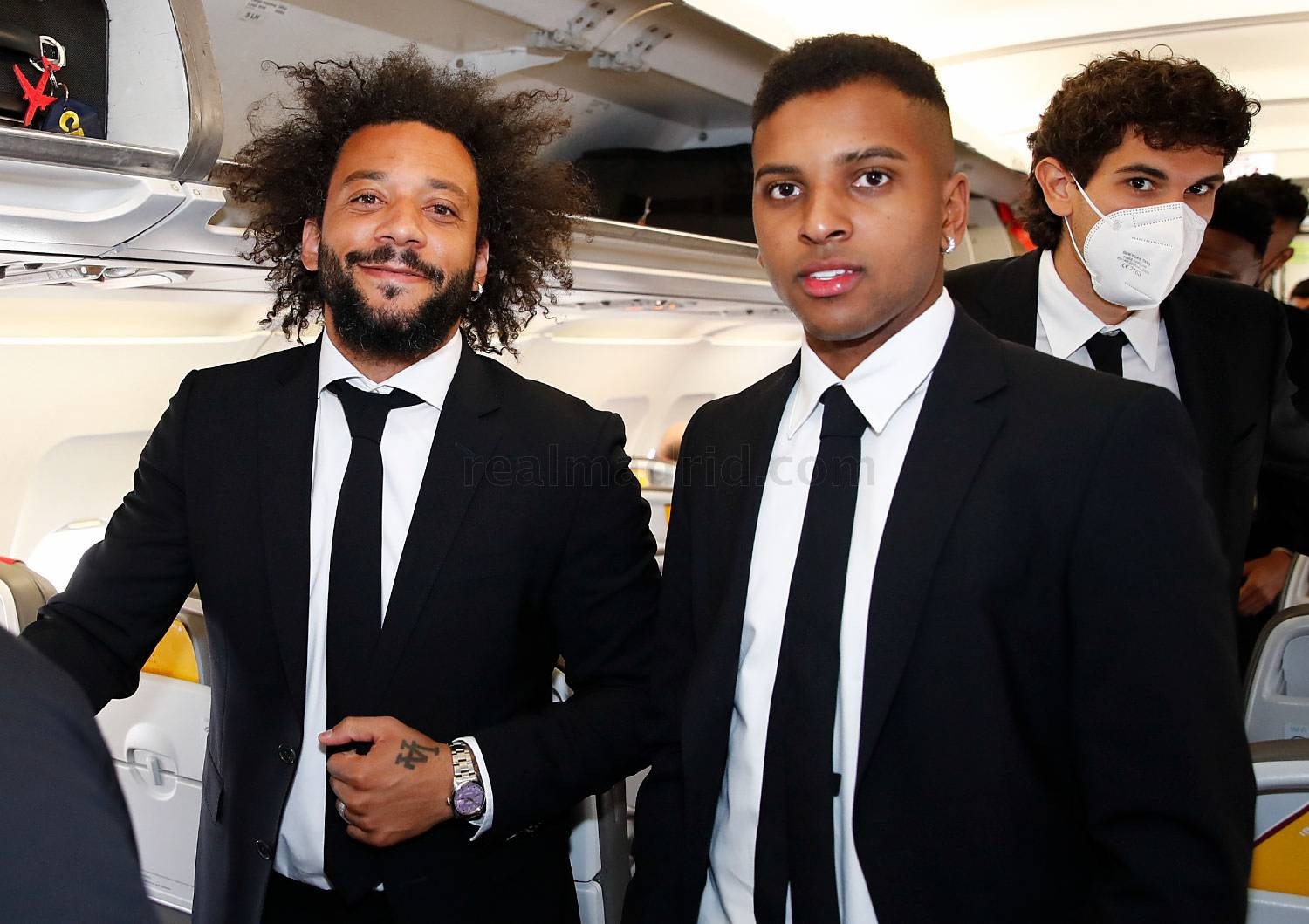 图集皇马男模团抵达伦敦本泽马朝镜头比耶