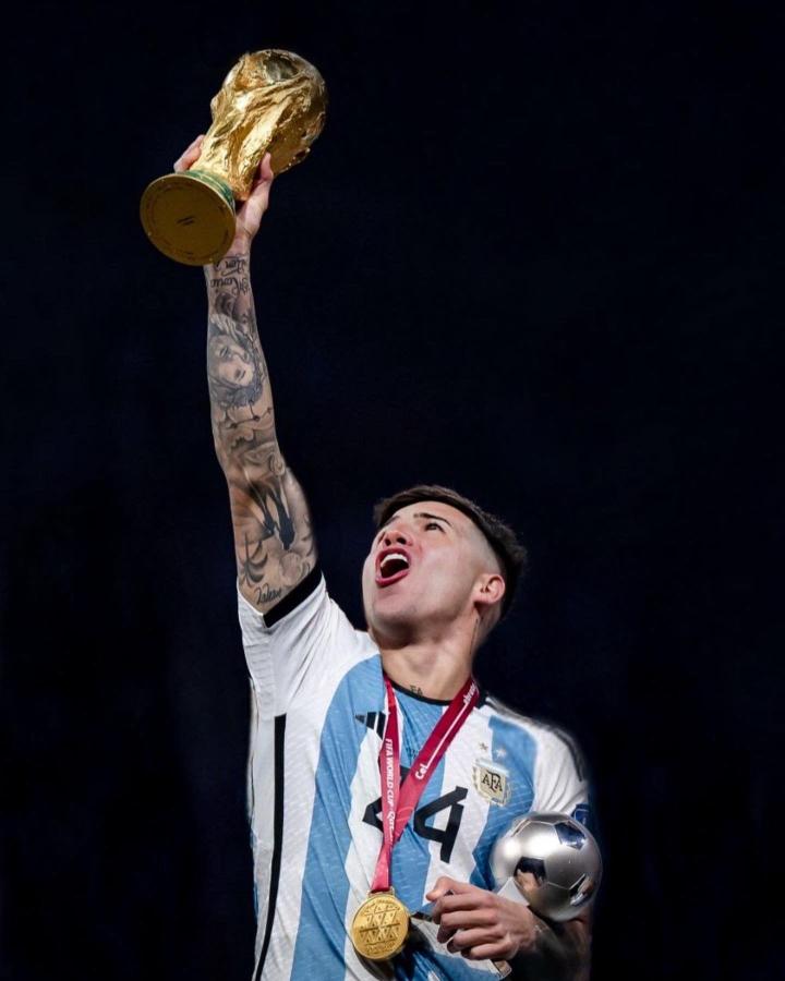 恩佐晒单手举起大力神杯照片:余生我会一直记得这一刻|本菲卡|阿根廷