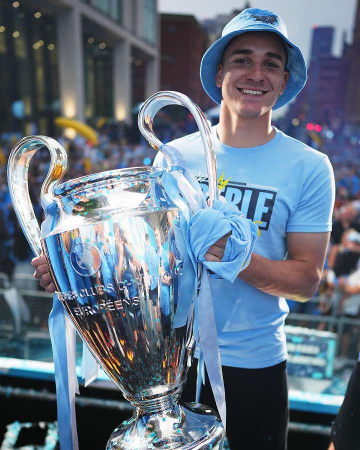 「还是那熟悉的乐天派笑脸」阿尔瓦雷斯社媒晒出夺冠.