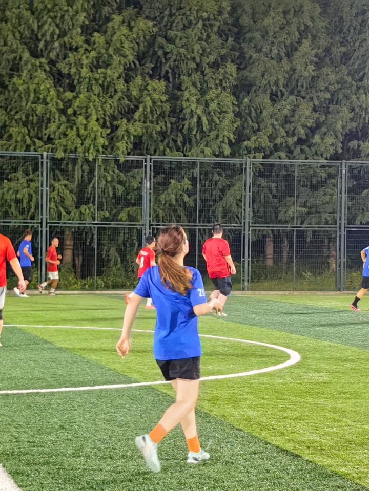 看足球现场能带水杯吗，看足球现场能带水杯吗女生