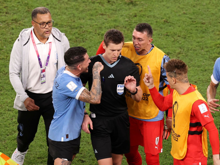 世界杯判罚解读：乌拉圭屡遭争议小组出局，赛后围堵裁判