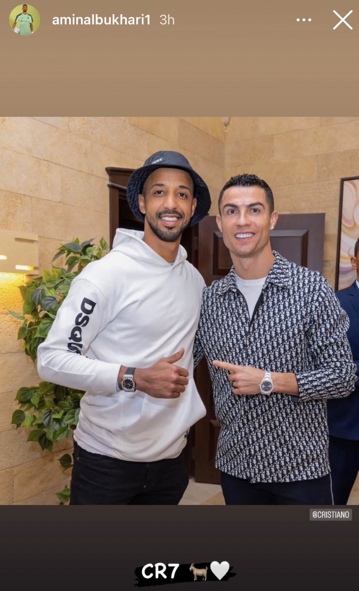 即将携手出战,利雅得胜利门将晒与c罗合照:goat