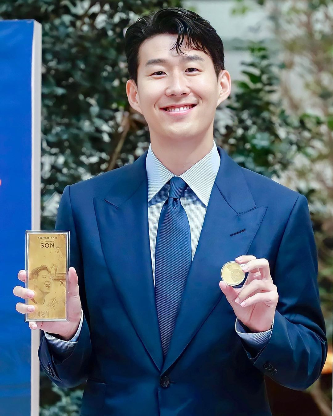 来一组孙兴慜正装照.这是纪念币发布活动时的老照片了.