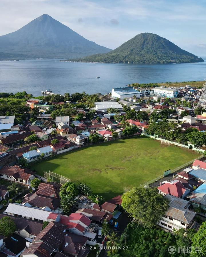 红木足球场位于印度尼西亚北马鲁古省特尔纳特岛