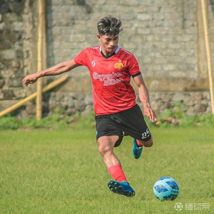 红木足球场位于印度尼西亚北马鲁古省特尔纳特岛