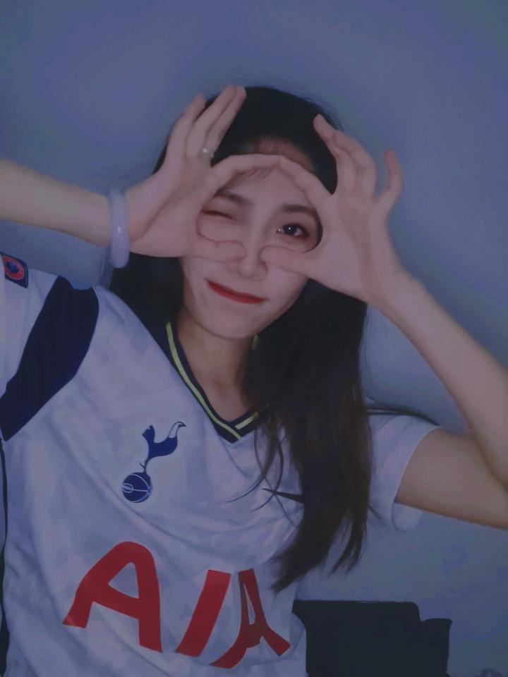 女球迷采访爱上热刺缘自枪迷男友你给她的彩虹过人打几分