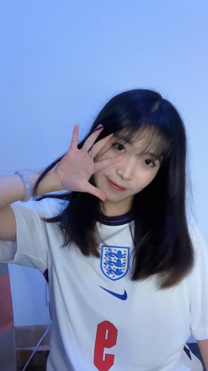 女球迷采访爱上热刺缘自枪迷男友你给她的彩虹过人打几分