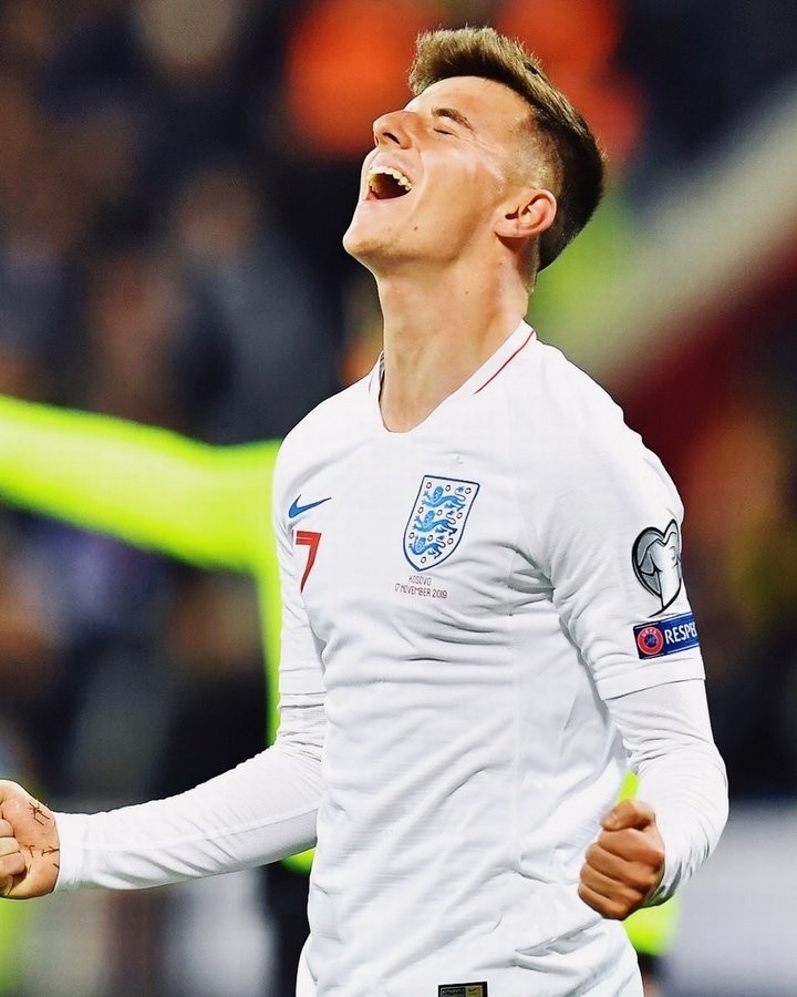 芒特晒童年和现在身穿英格兰球衣照片梦想的那一天已经到来