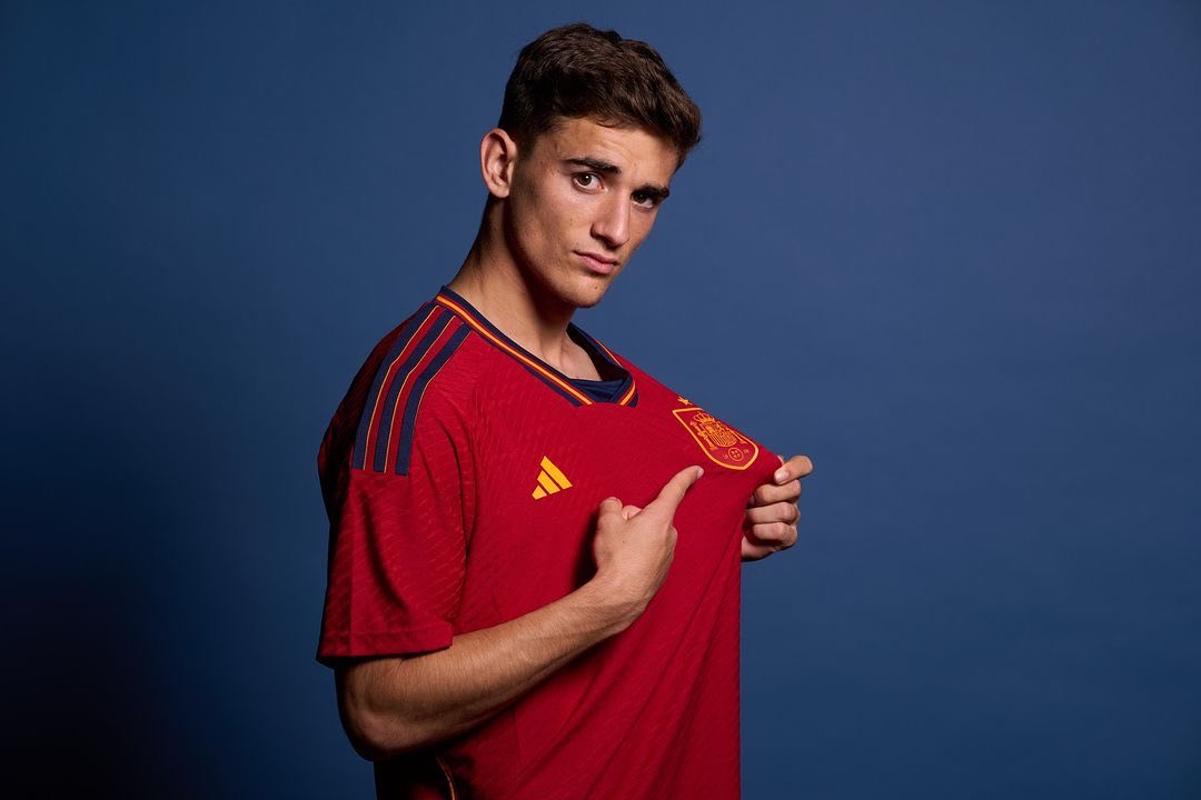 图评丨拍摄欧国联决赛定妆照西班牙国家队的法蒂和