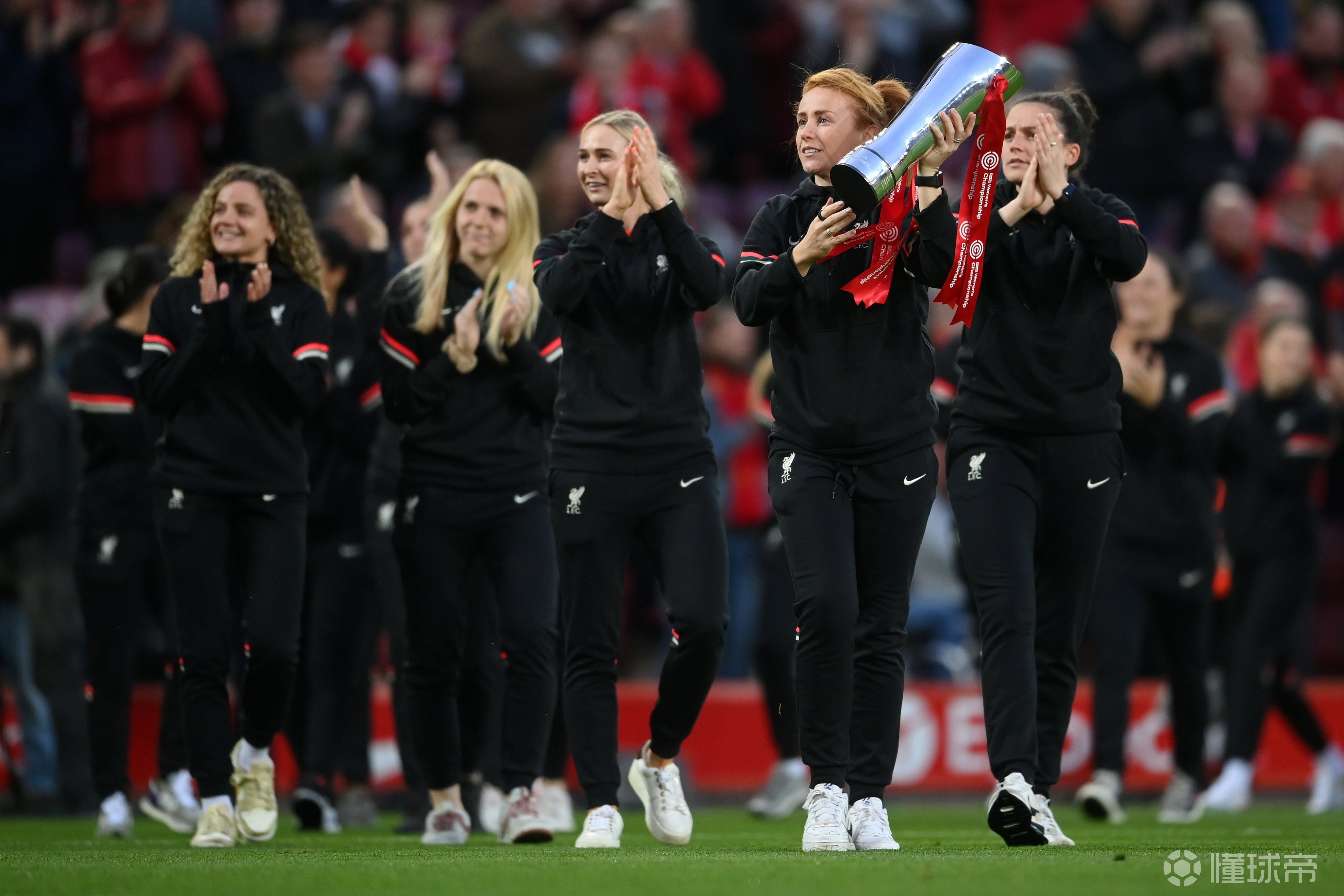 接受球迷掌声利物浦女足在安菲尔德展示英冠奖杯