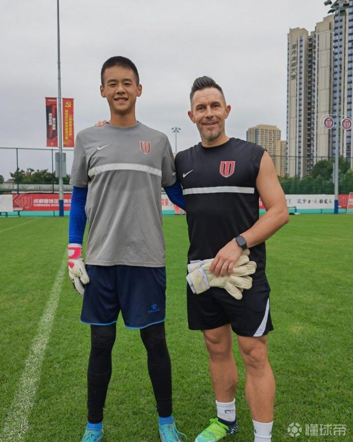 汉斯在社交媒体上透露说:新的天才守门员亮相,上周我从青训梯队里选拔