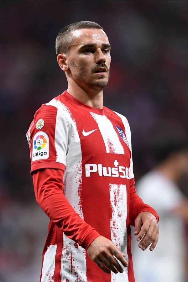 格列兹曼剪短了头发,一度回归了昔日帅气的短发造型