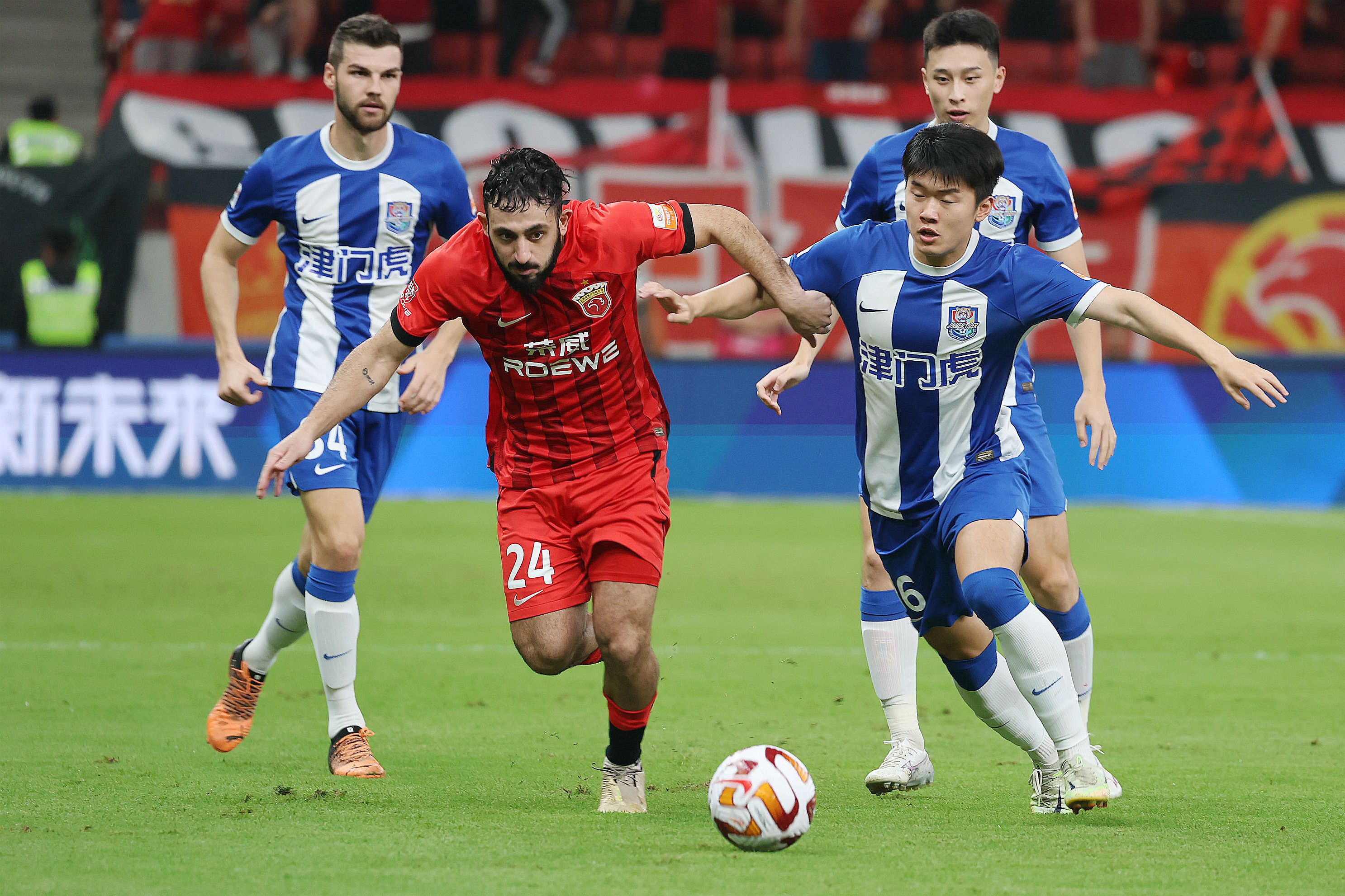 吕文君卡隆进球上海海港队主场2比1力克天津津门虎队